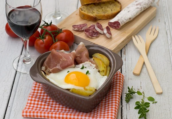 Spanish traditional dish fried eggs with serrano ham and potatoe — Stock Photo, Image