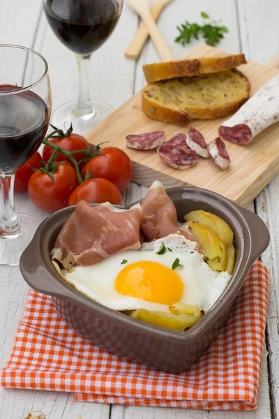 Prato tradicional espanhol ovos fritos com presunto serrano e batata — Fotografia de Stock