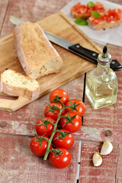 Cherry rajčata s chlebem, olej a česnek — Stock fotografie