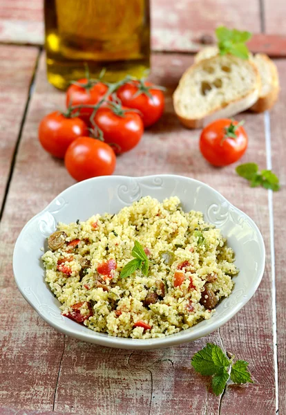 Salada de cuscuz árabe com legumes frescos — Fotografia de Stock