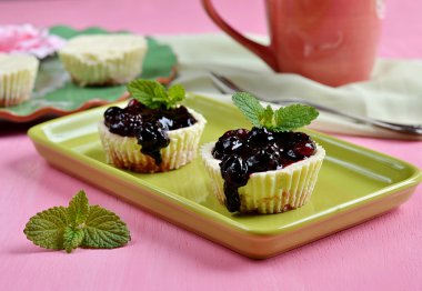 Yaban mersini sosu tepesi ile Mini cheesecakes