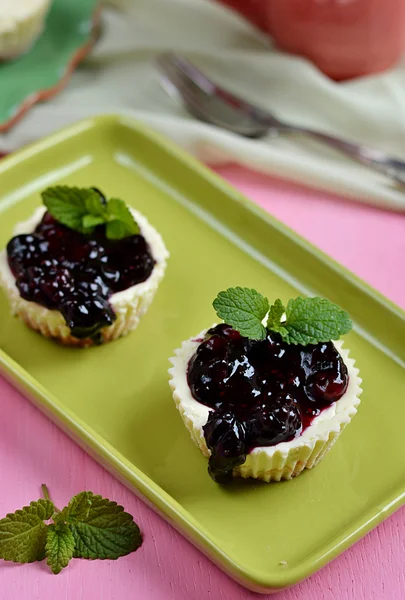 Mini cheesecakes med blåbär topping sås — Stockfoto