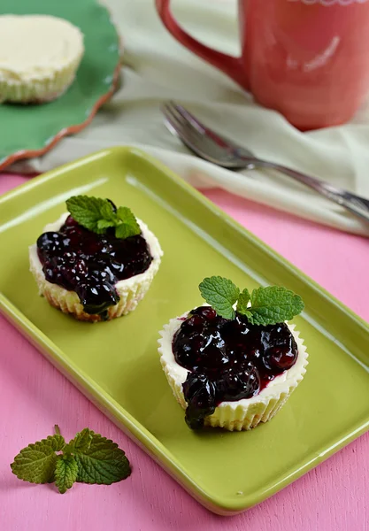 Mini cheesecakes med blåbär topping sås — Stockfoto