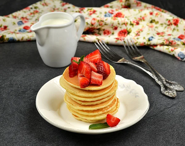 Panqueques caseros con fresas — Foto de Stock