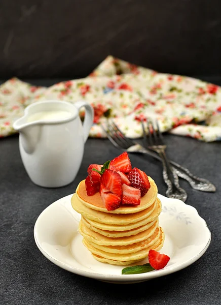 Homemade pancakes with strawberries — Stock Photo, Image