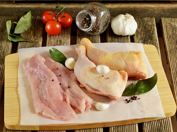 Çiğ tavuk göğsü ve bacaklar biber ve otlar ile