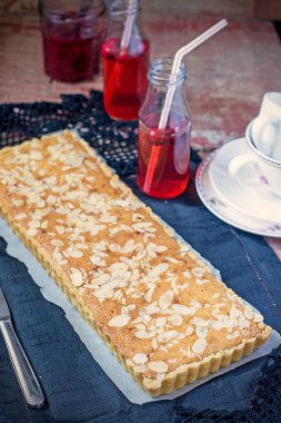 Ahududu reçeli ile İngilizce geleneksel Bakewell tart