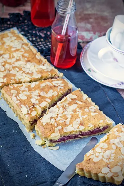 Engelse traditionele Bakewell taart met frambozenjam — Stockfoto