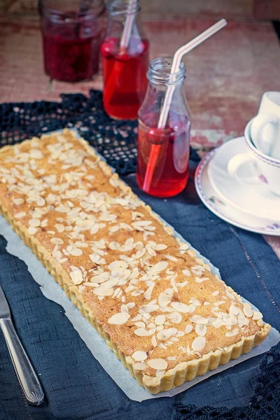 Engelse traditionele Bakewell taart met frambozenjam — Stockfoto