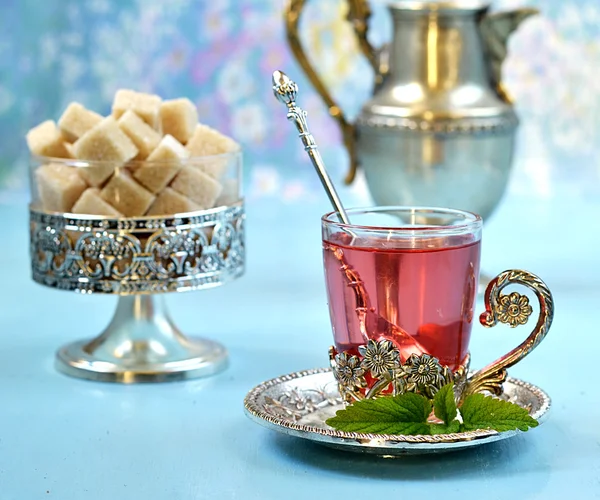 Chá vermelho de frutas com açúcar e hortelã — Fotografia de Stock