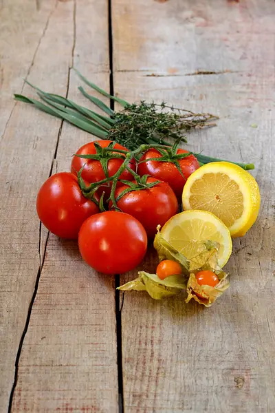 トマト、レモン、木製の背景にサイサリス — ストック写真