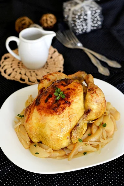 Whole chicken baked with apples — Stock Photo, Image