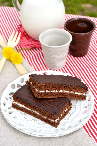 Gelaagde chocoladetaart met crème vulling — Stockfoto