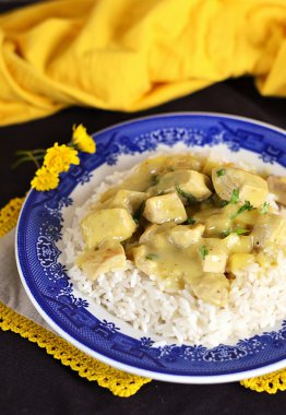 Apple ve tavuk köri pirinç