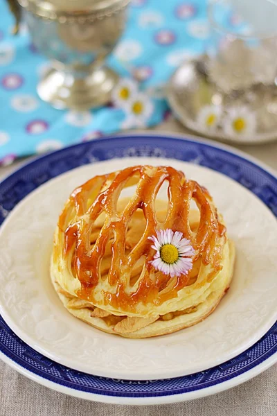 Apple tart with puff pastry dome — Stock Photo, Image