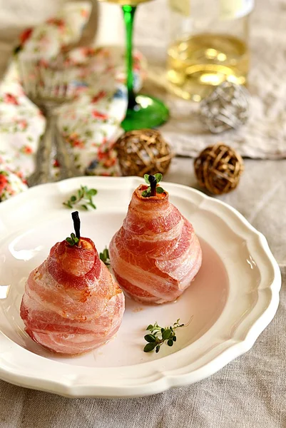 Poached pears wrapped in bacon with blue cheese — Stock Photo, Image