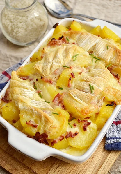 Franska traditionella potatis gratäng tartiflette — Stockfoto