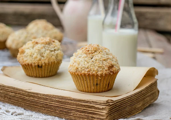 Muffin con gocce di cioccolato e streusel al cocco — Foto Stock