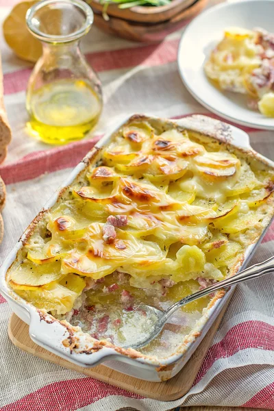 Gratin di patate con pancetta e formaggio — Foto Stock