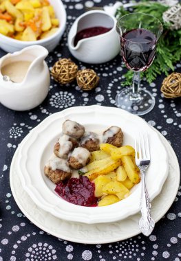 İsveç köftesi krem sos kaplı