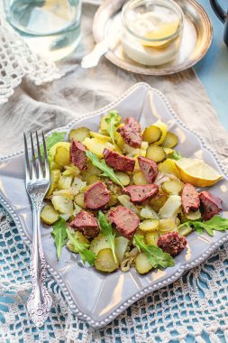 Sıcak salatası patates, turşu ve tavuk karaciğer