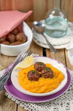 Köfte kabak püresi ile