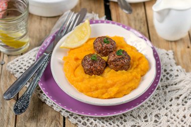 Köfte kabak püresi ile