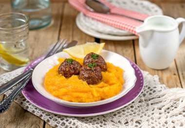 Köfte kabak püresi ile