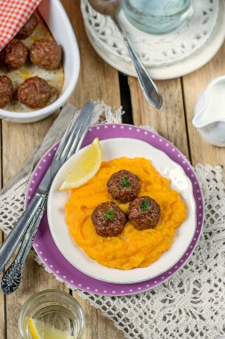 Köfte kabak püresi ile