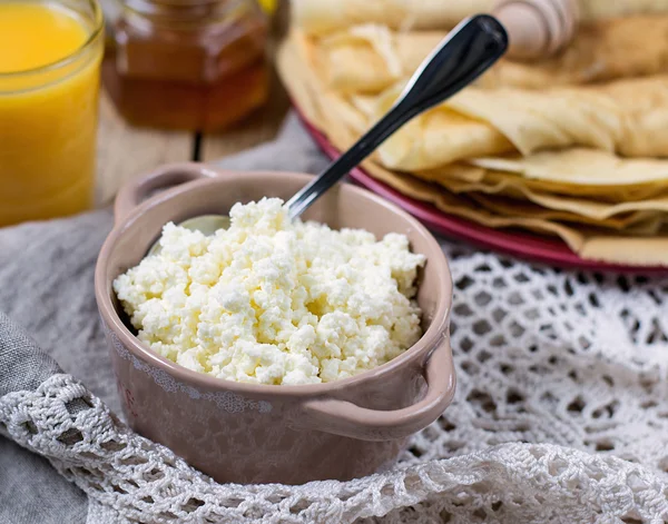 Ev yapımı peynir portakal suyu ve krep ile