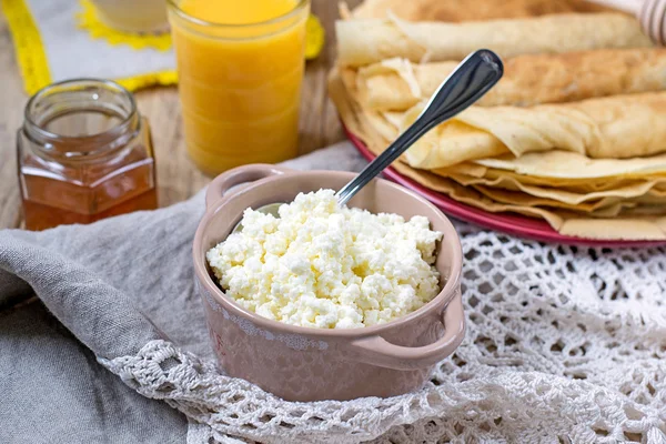 Hemgjord färskost med apelsin juice och pannkakor Stockbild