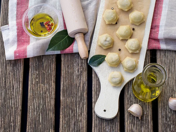 Knedlíky s masem a těsto pelmeni — Stock fotografie