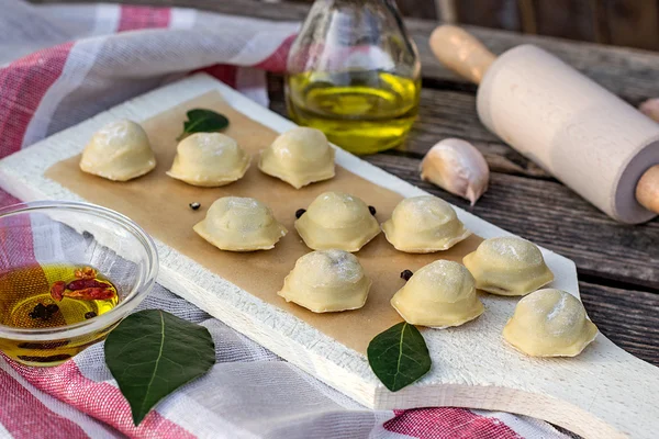 Dumplings met vlees en deeg pelmeni — Stockfoto