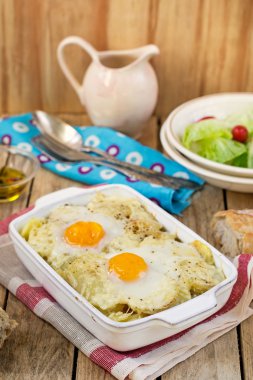 Fransız tarzı patates graten ile peynir ve yumurta