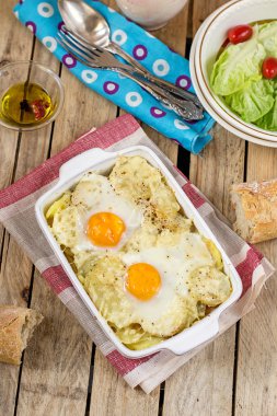 Fransız tarzı patates graten ile peynir ve yumurta