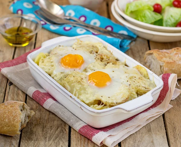 Fransk stil potatisgratäng med ost och ägg — Stockfoto