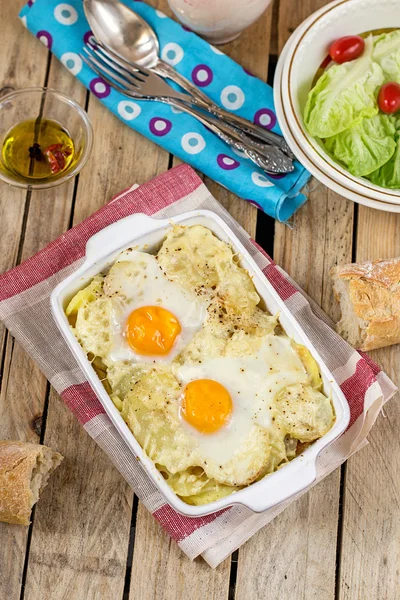 Gratin de pommes de terre à la française avec fromage et œufs — Photo