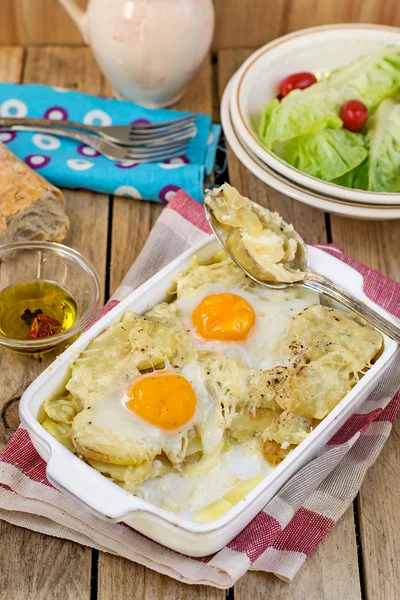 Gratin de pommes de terre à la française avec fromage et œufs — Photo