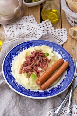 Sosis ve pastırma elmalı patates püresi eşliğinde