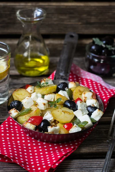 Sartén de patatas griegas con queso feta, aceitunas y pimienta —  Fotos de Stock