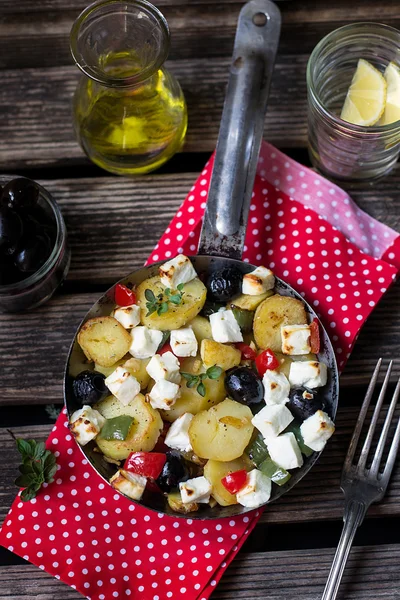 Sartén de patatas griegas con queso feta, aceitunas y pimienta —  Fotos de Stock