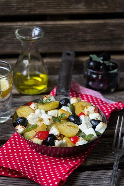 Sartén de patatas griegas con queso feta, aceitunas y pimienta —  Fotos de Stock