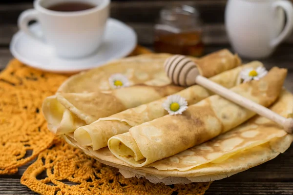 Pancakes for breakfast with tea — Stock Photo, Image