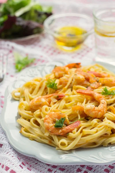 Pasta with shrimps and tomato sauce — Stock Photo, Image