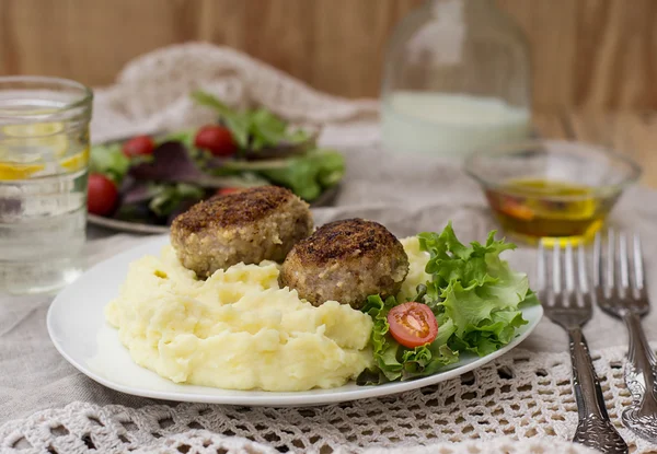 Meatballs cutlets with mashed potatoes and salad — Stock Photo, Image