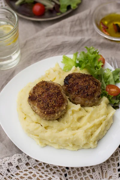 Gehaktballen schnitzels met aardappelpuree en salade — Stockfoto