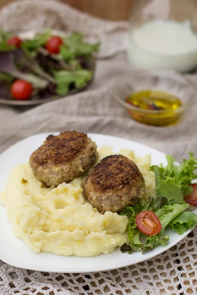 Meatballs cutlets with mashed potatoes and salad — Stock Photo, Image
