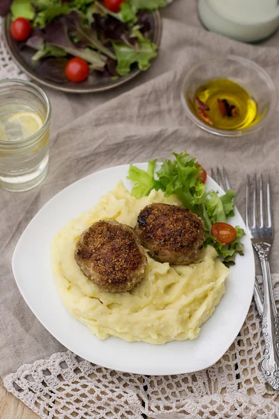 Meatballs cutlets with mashed potatoes and salad — Stock Photo, Image