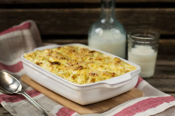 Maccheroni e gratin al formaggio con feta — Foto Stock