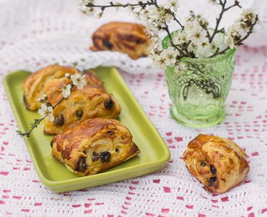 Puf böreği rulo kuru üzüm ve krem peynir ile